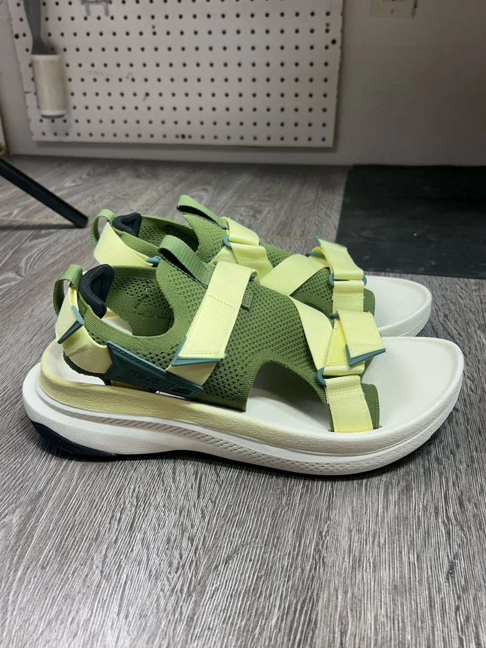 TEVA AVENTRAIL RUNNING SANDALS Olive & Light Yellow Sport Sandals